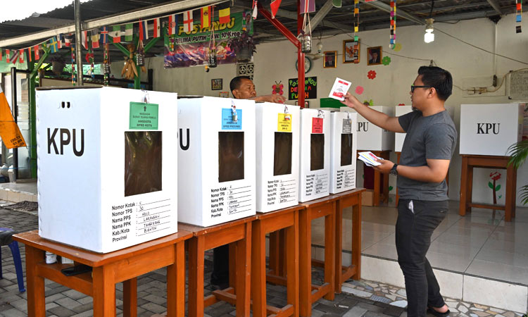 Polls close in Indonesia, next president should be clear within hours