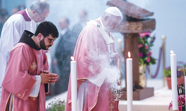 Pope rounds off Morocco visit with mass for thousands