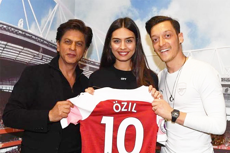 SRK invites Arsenal footballer Mesut Ozil to India