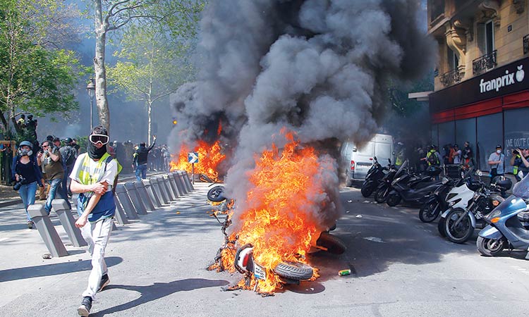 Over 100 arrested as police, Yellow vest protesters clash