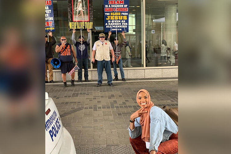 This Muslim woman's response to Islamophobic protesters is absolutely perfect