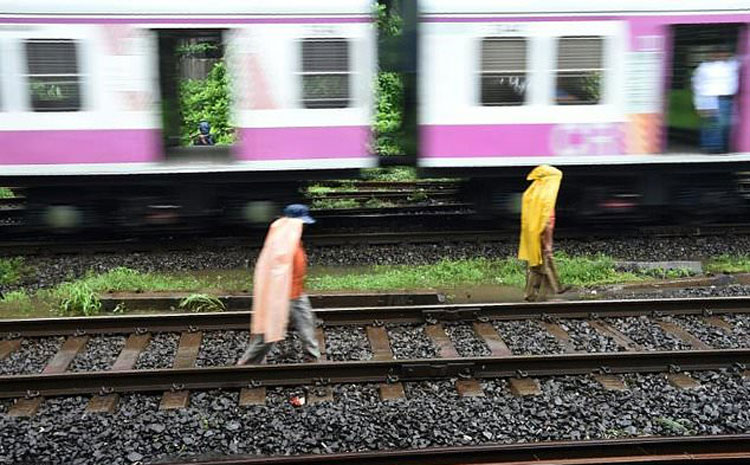 Three selfie-crazy Indian teens crushed by train