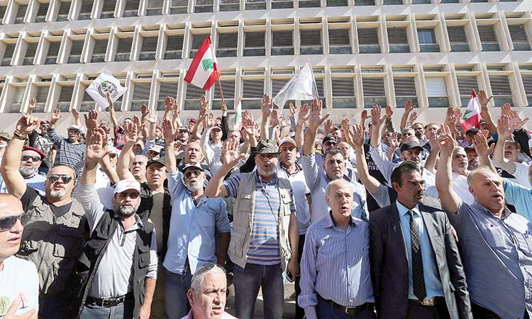 Veterans blockade central bank over cuts