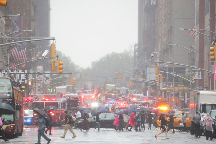 Video: Helicopter crashes onto roof of New York City building, killing one