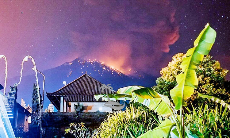 Volcano erupts on Indonesia’s Bali causing flight cancellations