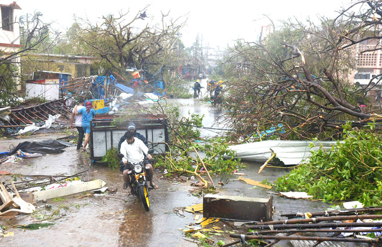 9 dead as monster cyclone enters Bangladesh