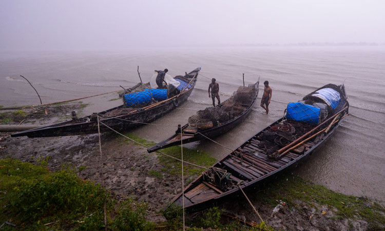 Bangladesh border forces kill Indian guard in rare clash