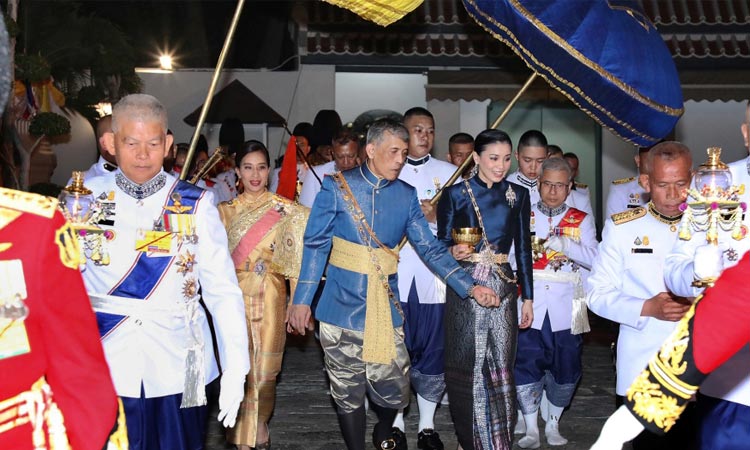 Thailand king fires two 'bedroom' guards for 'adultery'