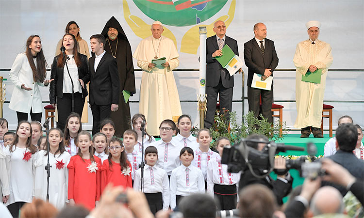 Pope defends migrants in Bulgaria