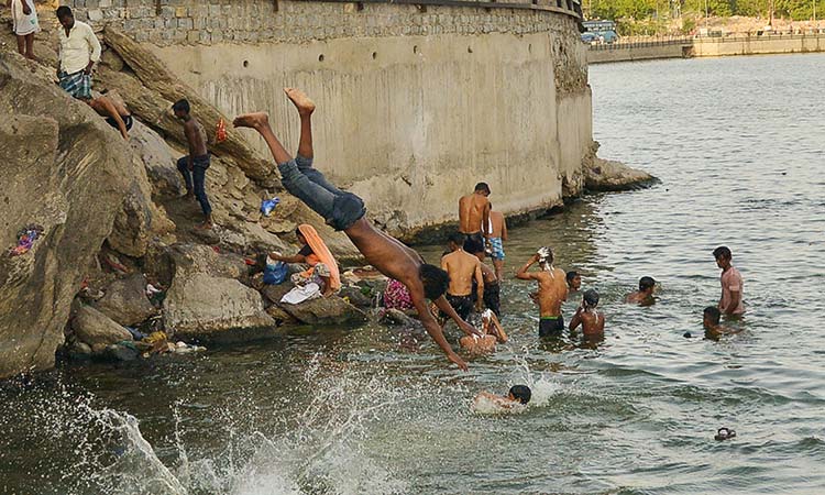 India bakes as mercury nears 50ºC 