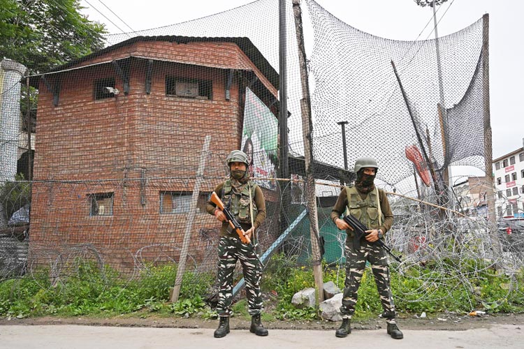 Video: 5 CRPF troopers, 1 militant killed in Anantnag attack 