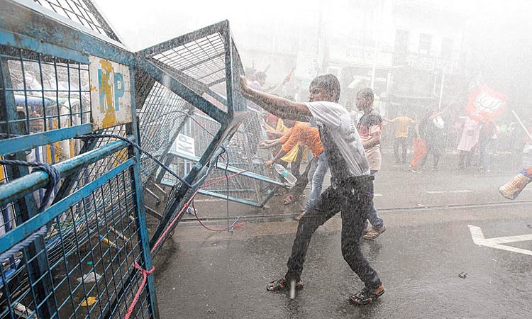 Clashes between BJP workers, cops turn violent in Kolkata