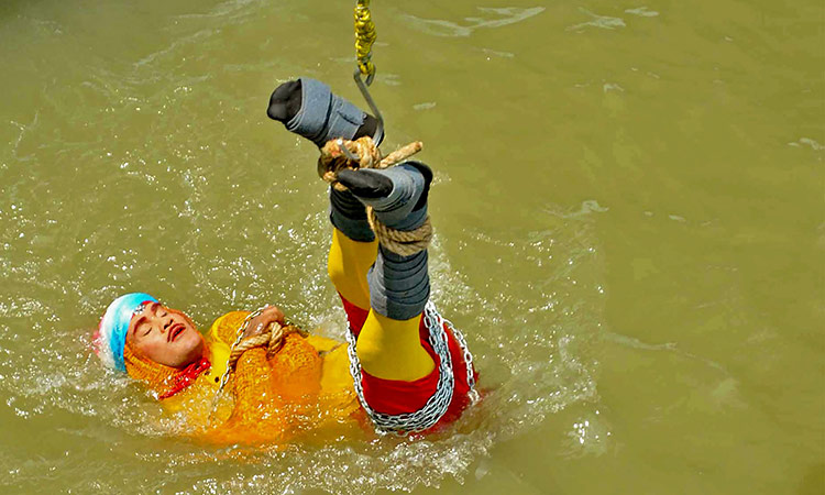 Indian magician feared drowned as stunt goes wrong