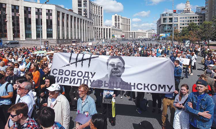 Russians rally in support of journalist