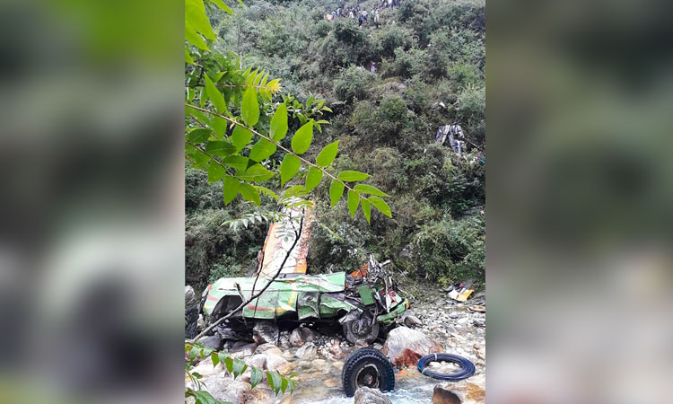 39 killed as bus falls into deep gorge in northern India