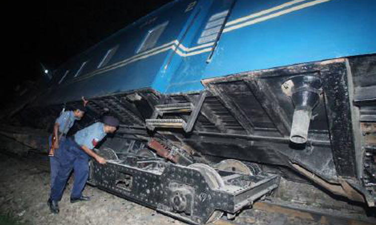 Train crash kills 4 injures at least 65 in Bangladesh