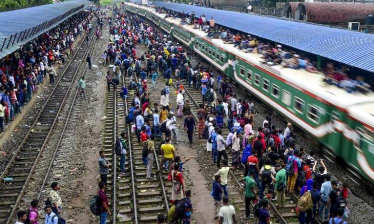 535 ‘phone walkers’ killed by Dhaka trains