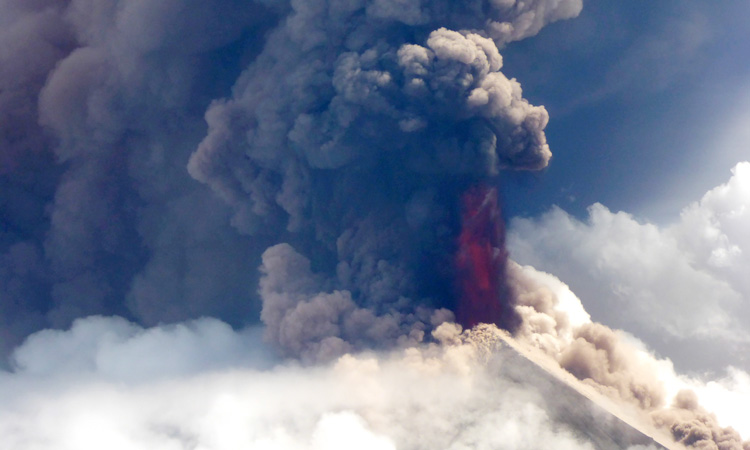 Thousands flee erupting Papua New Guinea volcano