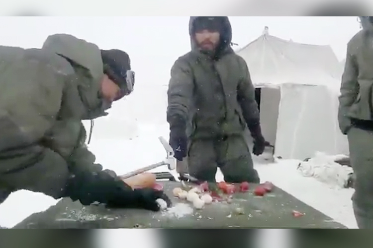 Video: Indian soldiers in Siachen Glacier’s extreme temperature break eggs with hammer 