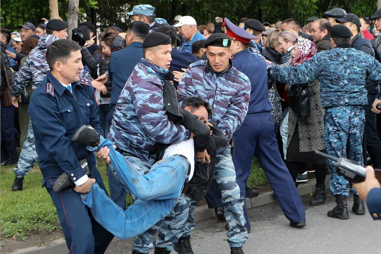 Video: Police detain hundreds at Kazakh election protests