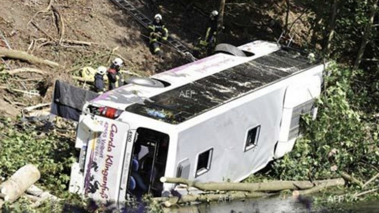 Bus crashes into gorge in India's Kashmir, killing 31