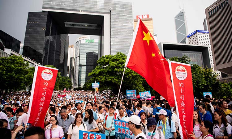 Thousands rally in support of Hong Kong police