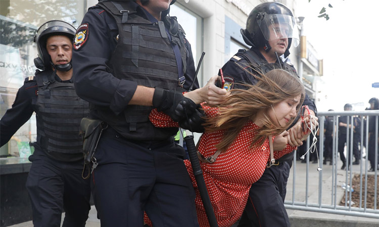 Riot police violently break up Moscow demonstration 