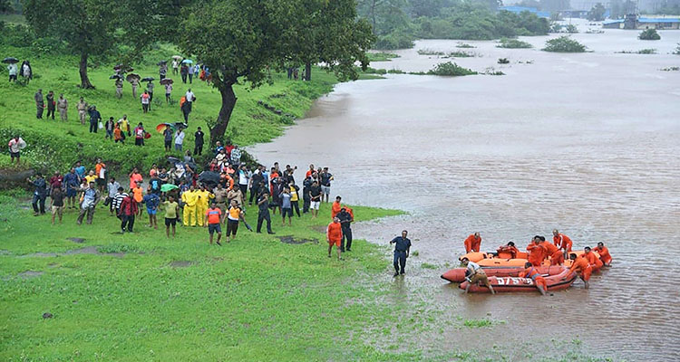 600 rescued from stranded train in Maharashtra, India