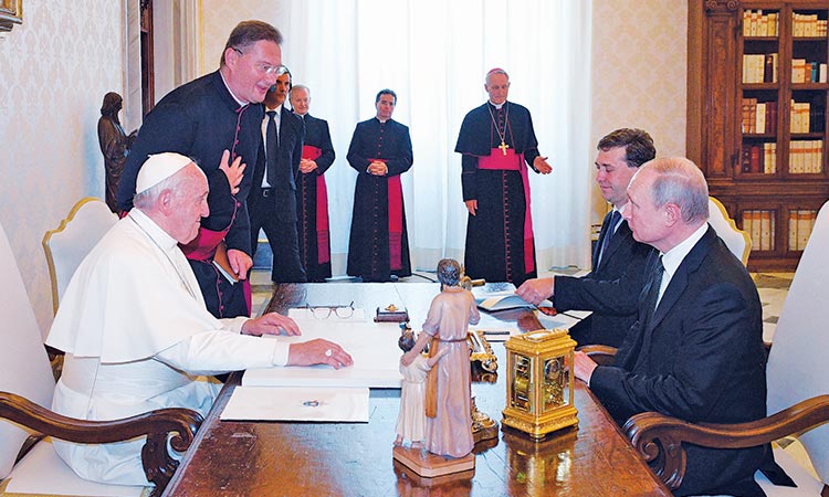 Pope, Putin hold talks in shadow of Ukraine crisis