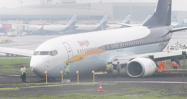 Mumbai experiences glitches in flight operations due to heavy rain 