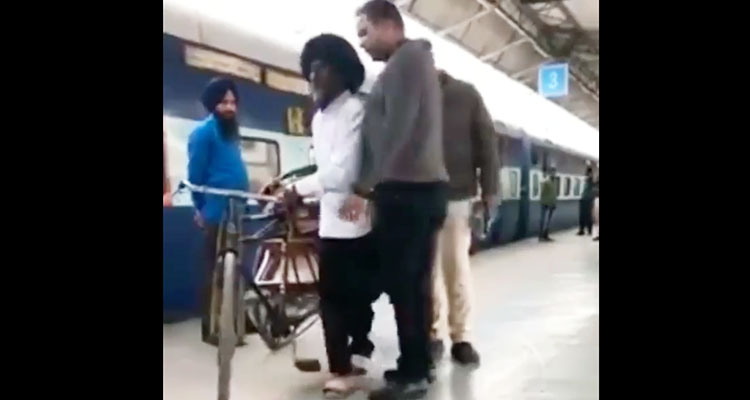 Video of Punjab Police thrashing rickshaw-puller goes viral