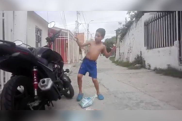 Video: Boy dancing to anti-theft alarm of motorcycle is killing the Internet