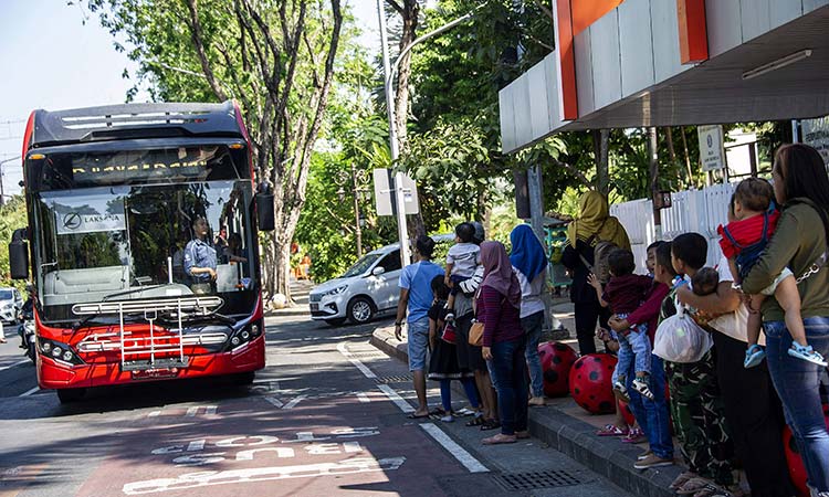 Trash for tickets on Indonesia's ‘plastic bus’