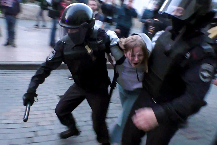 Video: Russian police probe video of policeman punching woman in the stomach