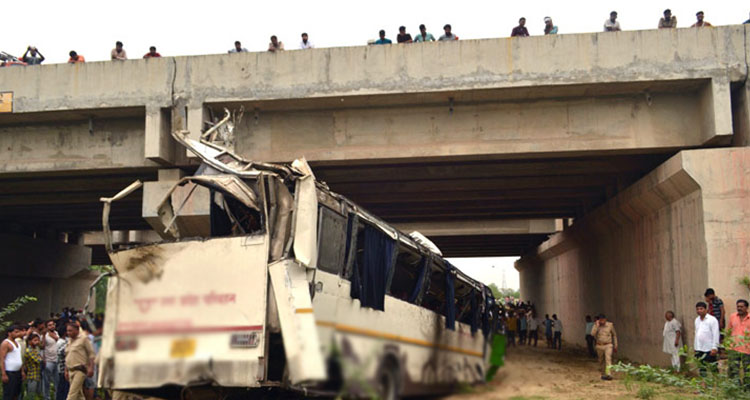 7 holidaymakers killed, 10 wounded in road crash in Bangladesh