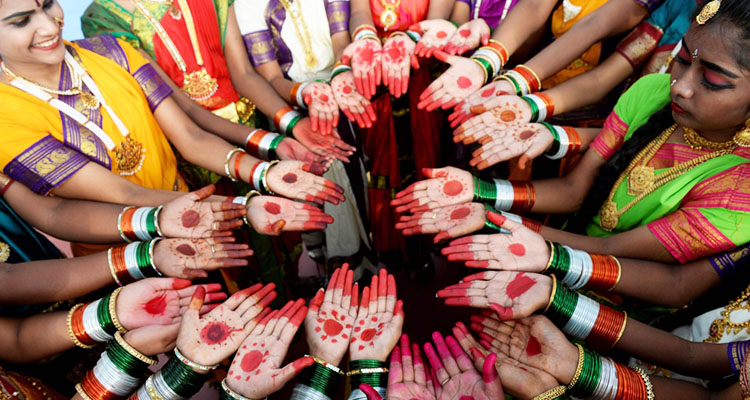 Daredevils, balloons and bangles for Indian Independence Day