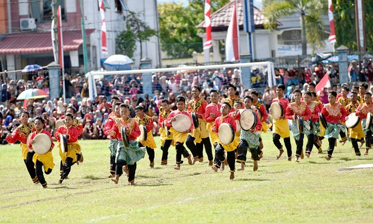 Acehnese hold mass dance for Indonesian Independence Day