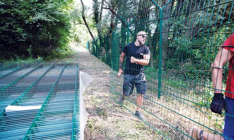 Slovenia erects more border fences to curb migrant inflow