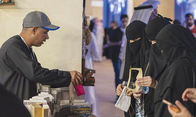 30 Emirati families take part in Souq Okaz in Saudi