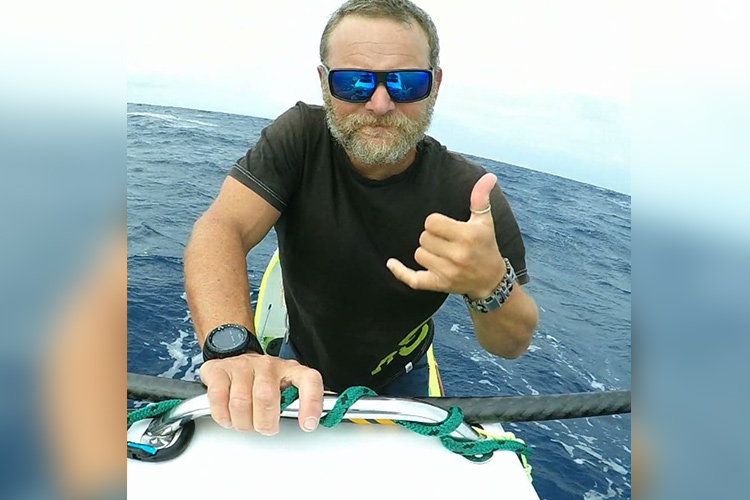 Video: Man crosses Pacific Ocean on stand-up paddleboard in 76 days, sets record 