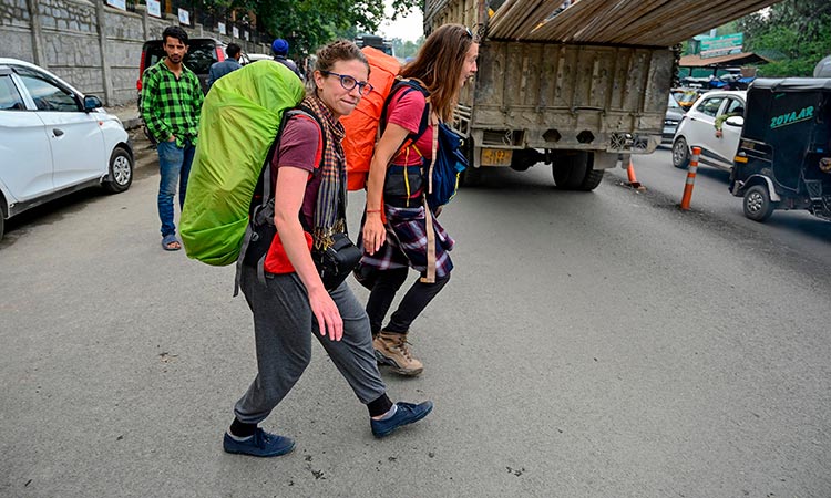 Indian students, tourists leave Kashmir on government orders