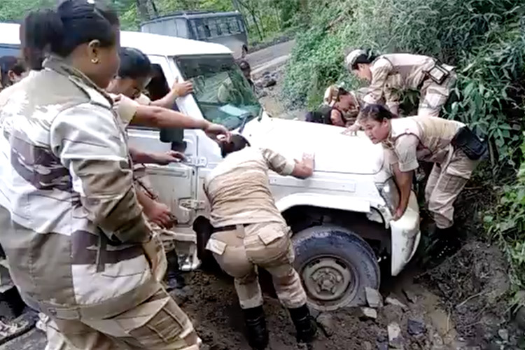 Video: Women battalion personnel pull out SUV from ditch in India