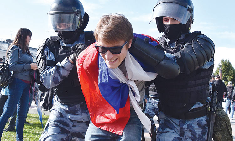 Russia holds 700 protesters in crackdown on opposition