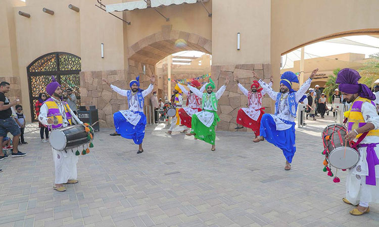 Al Ain Zoo welcomes Eid Al Adha with traditional Asian shows