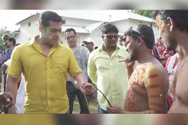 Video: Salman whips himself, warns kids not to try it