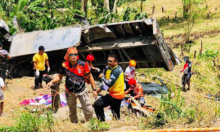 15 killed as truck plunges down ravine in Philippines