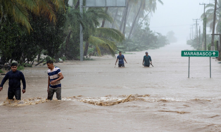 Angry Lorena scares off tourists in Mexico's resort