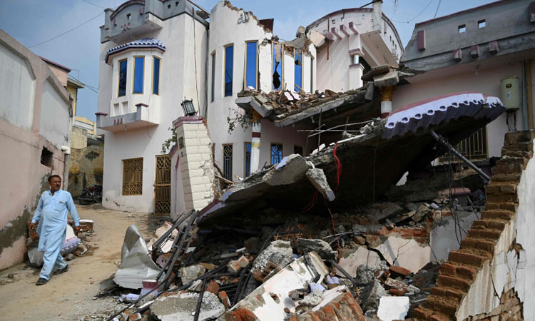 VIDEO: Rescuers scramble to reach survivors as Pakistan quake toll reaches 38