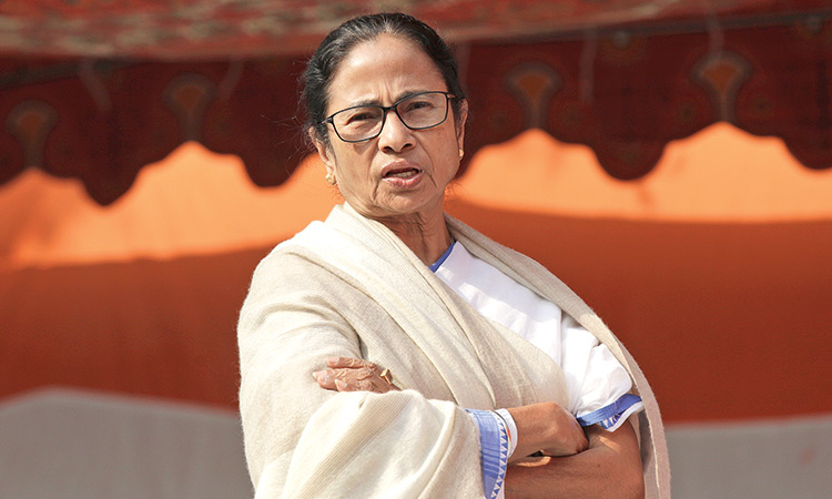 Mamata sustains leg injuries in an attack, rushed to Kolkata