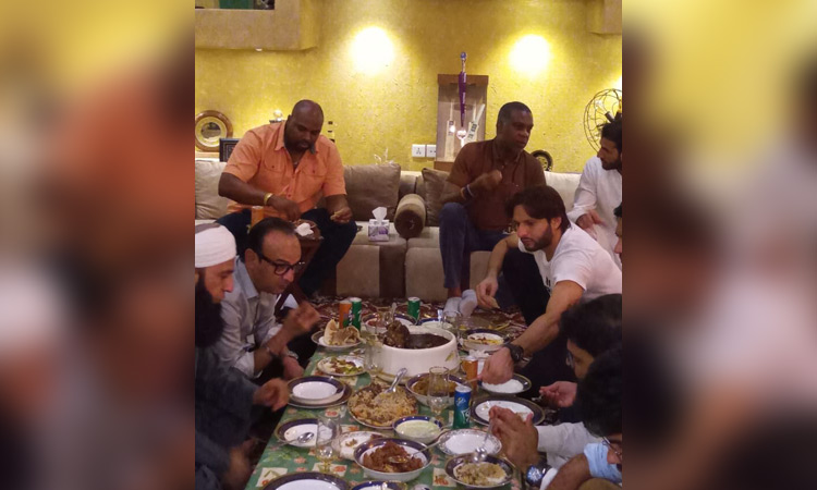 Afridi hosts dinner for legendary cricketer Michael Holding in Karachi